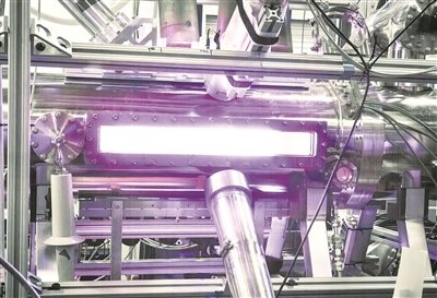 FuZE（聚变Z箍缩实验）等离子体发出明亮的闪光。 图片来源：美国聚变能源技术公司Zap Energy