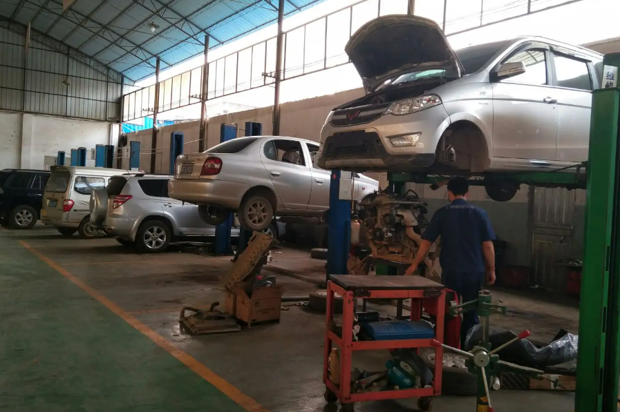 图为以潘某为首的保险诈骗犯罪团伙经营的汽车修理厂.