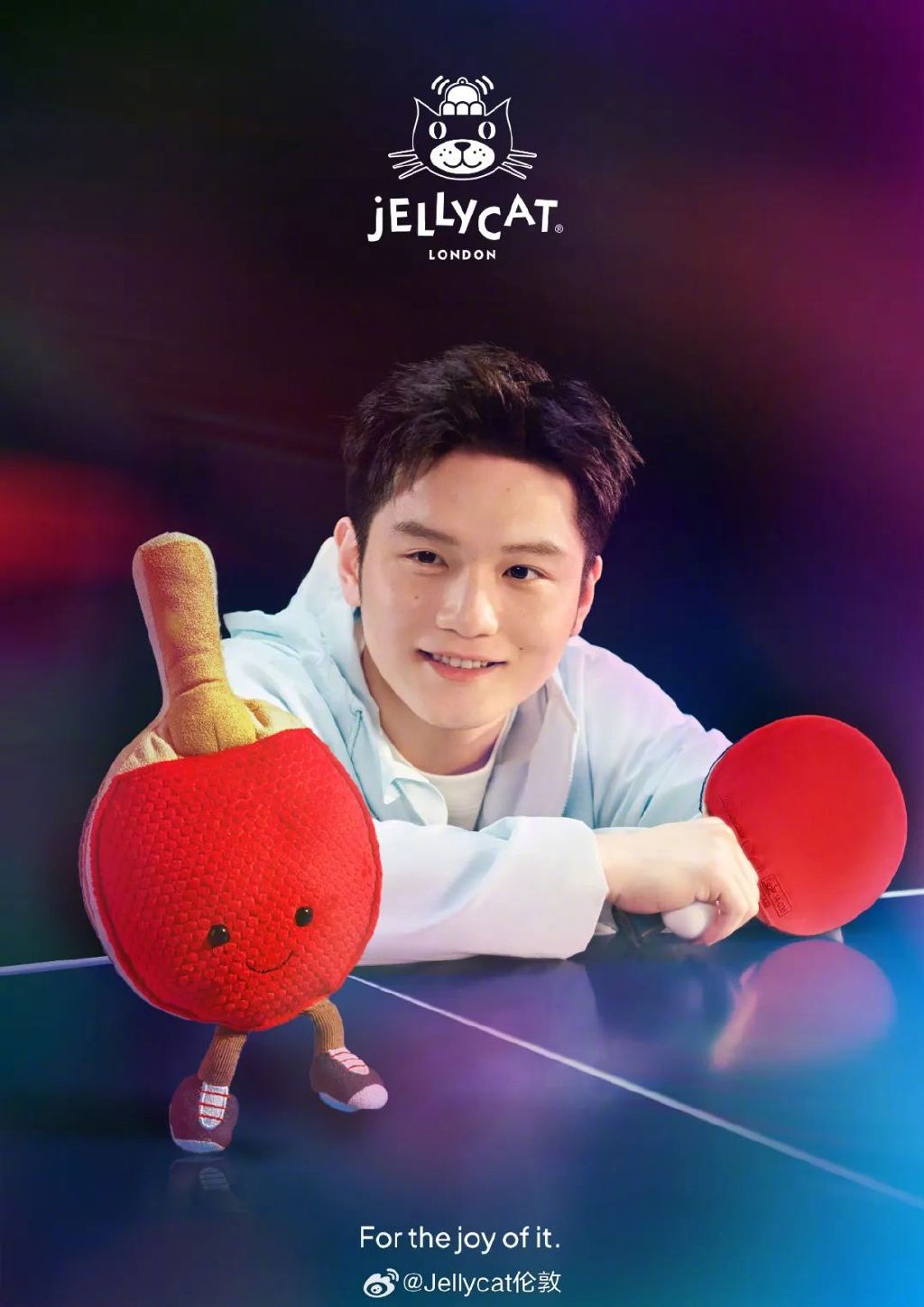 樊振东和乒乓球拍玩偶同时出现在了海报上。