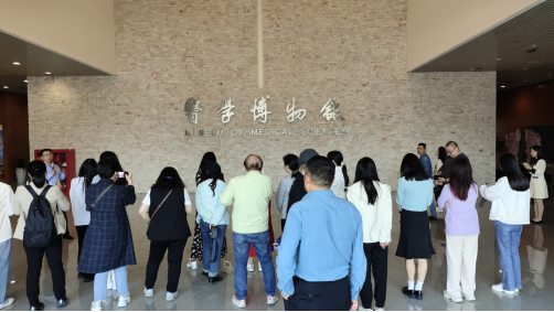 图8：两岸记者参观长垣医学博物馆
