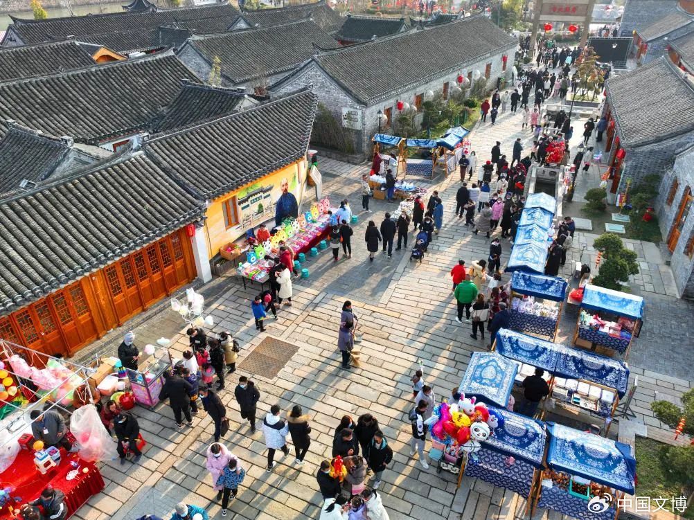 游客在唐闸历史文化街区游玩。新华社发（许丛军/摄）