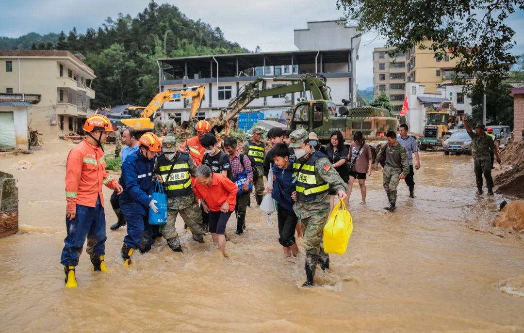 各救援队伍人员带领受灾村民撤离。