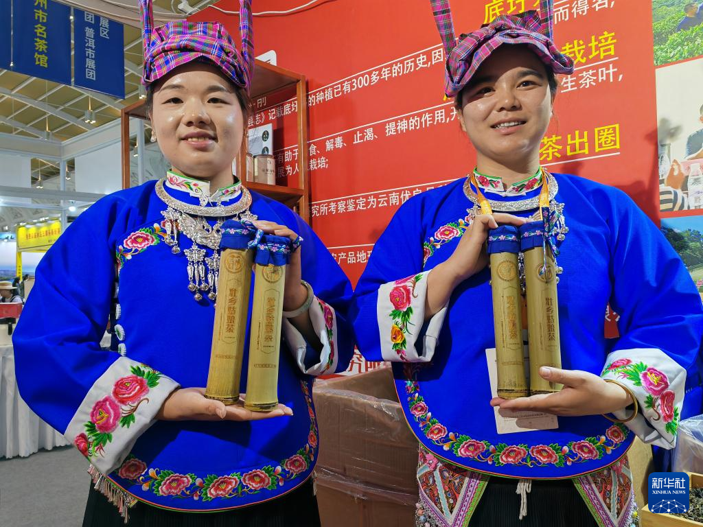 4月20日，来自云南广南县的工作人员在茶博会上展示“竹筒茶”。新华社记者 林碧锋 摄