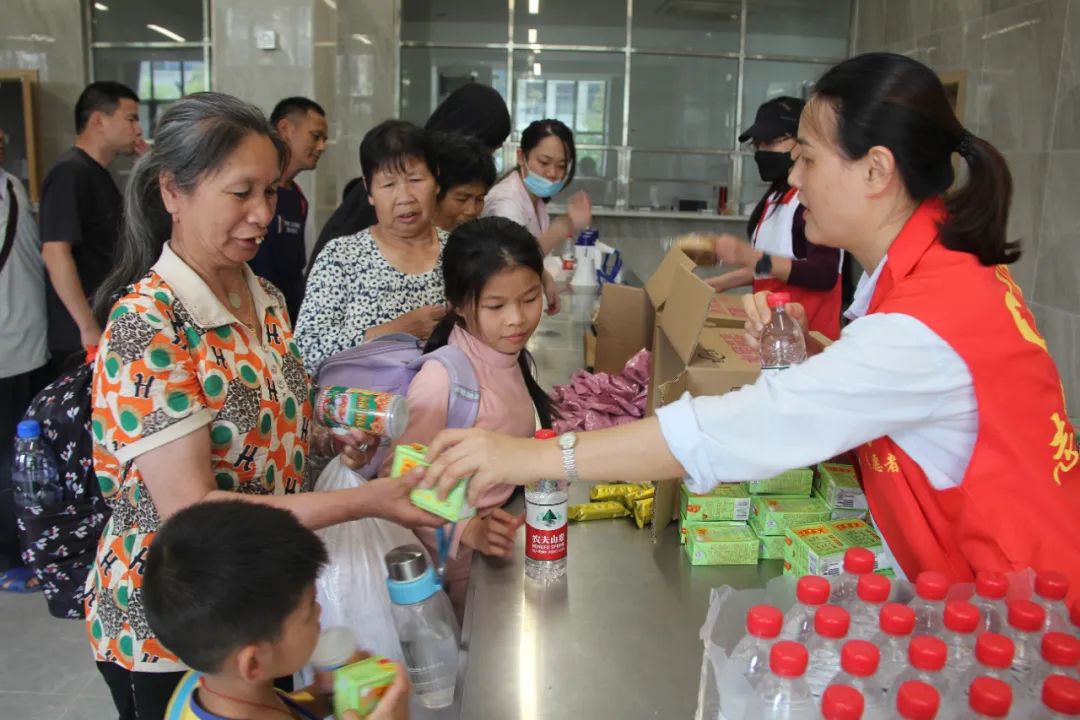 志愿者将食品发放给有需要的受灾群众。