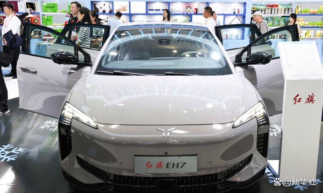 这是在第四届中国国际消费品博览会上展出的红旗新能源汽车(2024年4月13日摄)。新华社记者 杨冠宇 摄