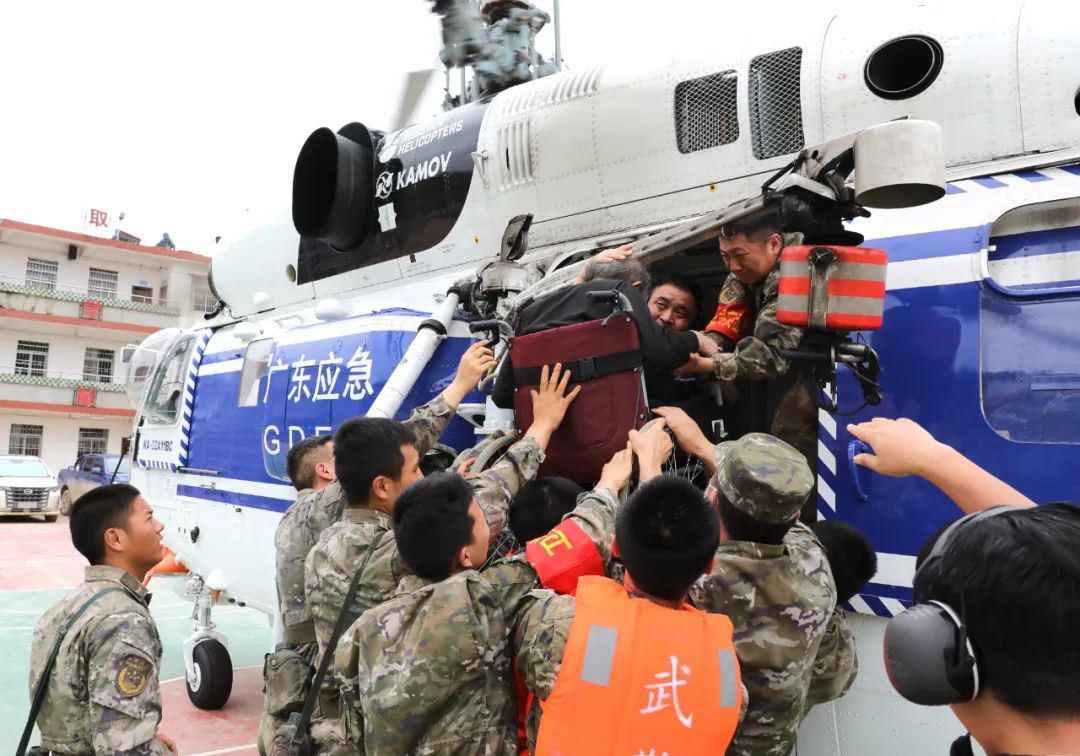 应急部门用直升机转移群众到安全区域。