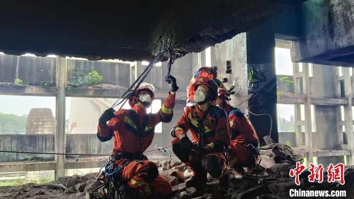 四川消防 供图受限空间负角度救援科目现场.四川消防 供图