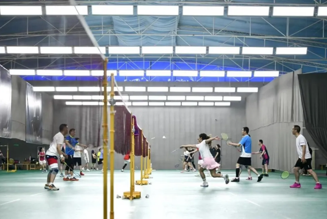 ▲成都市民在羽毛球馆打球。摄影 刘海韵 