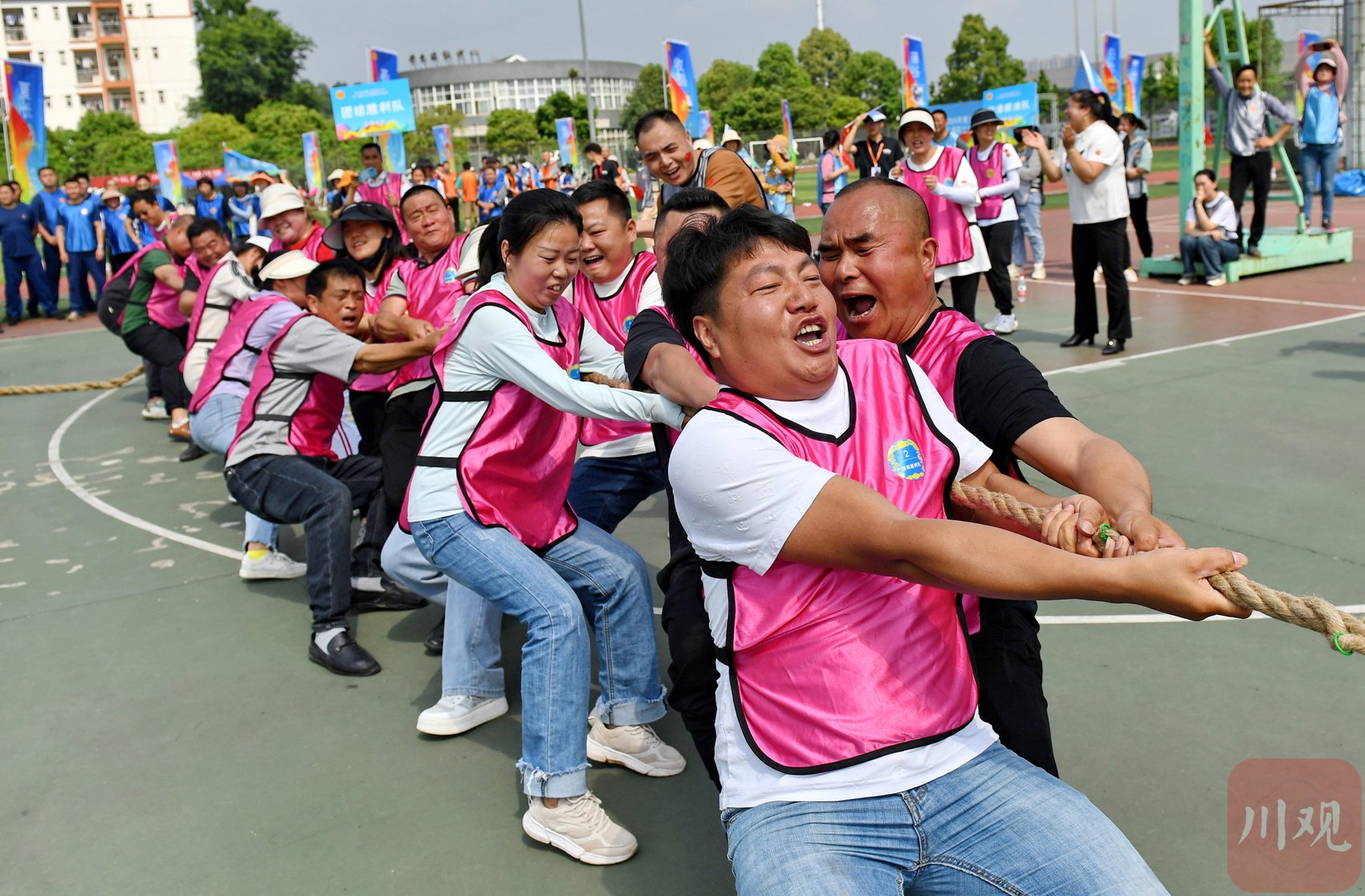 2024年4月25日，在四川省旅游学校操场上，来自成都市双流区黄龙溪镇的选手参加拔河比赛。