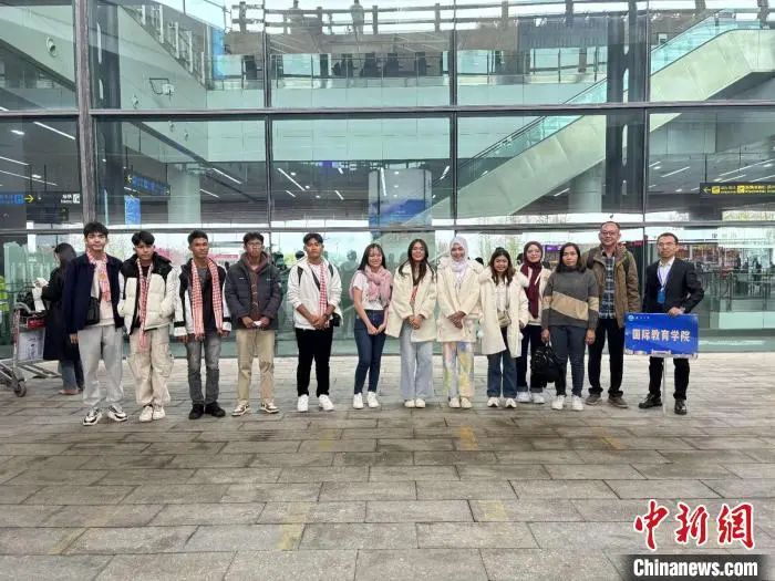柬埔寨留学生抵达中国辽宁。廖晌 摄