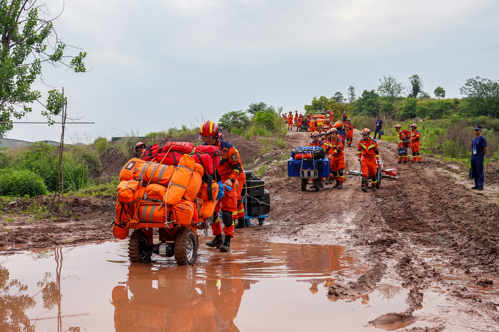 c视频丨废墟搜索,巷道救援……四川消防举行2024年度|