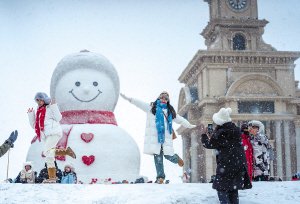 　　在哈尔滨音乐公园，游客与大雪人雪中“共舞”。本报资料片 陈南摄