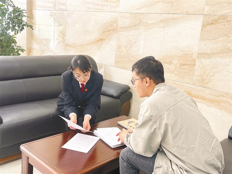4月23日，西安知识产权法庭法官在接待当事人。