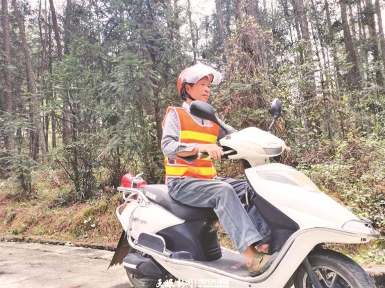 吴正春骑着摩托车巡林。 （印江自治县融媒体中心供图）