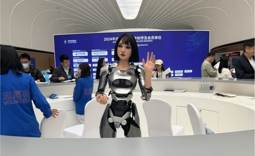 EXrobots公司仿生机器人“小柒”正在迎宾 王舒嫄/摄