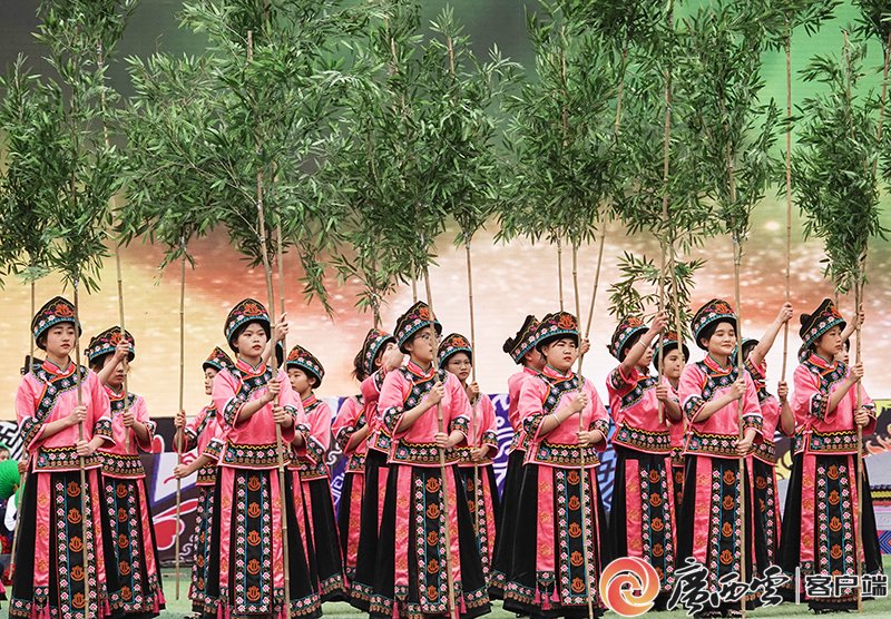 2023年3月28日，隆林各族自治县成立70周年庆祝大会上，仡佬族群众在进行文艺表演。覃文武 摄