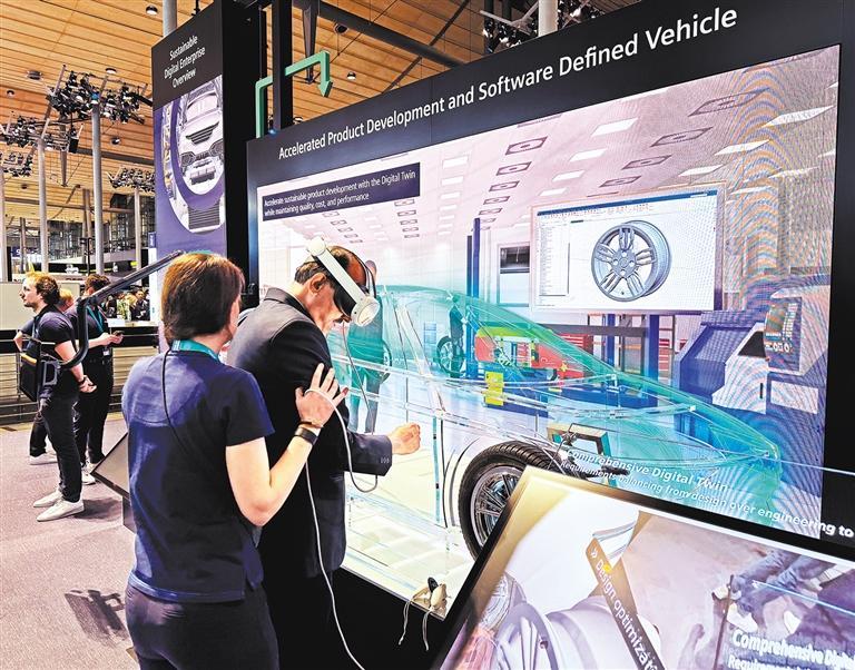 图为在汉诺威工业博览会上，观众正在体验西门子公司应用于汽车制造领域的数字孪生技术。 本报记者 陈希蒙摄
