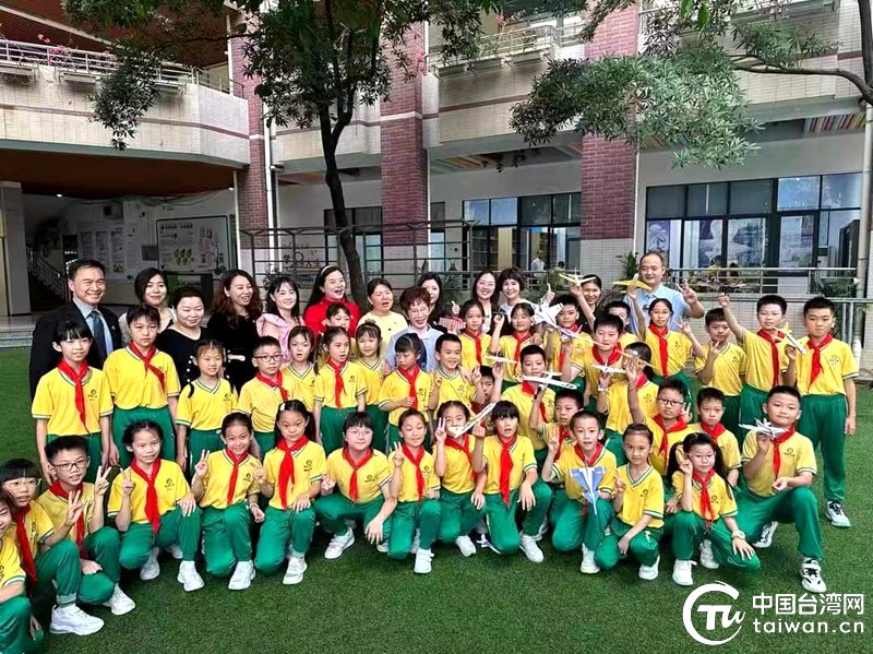 洪秀柱与佛山市冠华幼儿园及小学的师生合影。（中国台湾网 发）