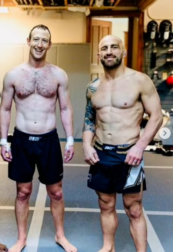 扎克伯格（左）此前发布的训练照片