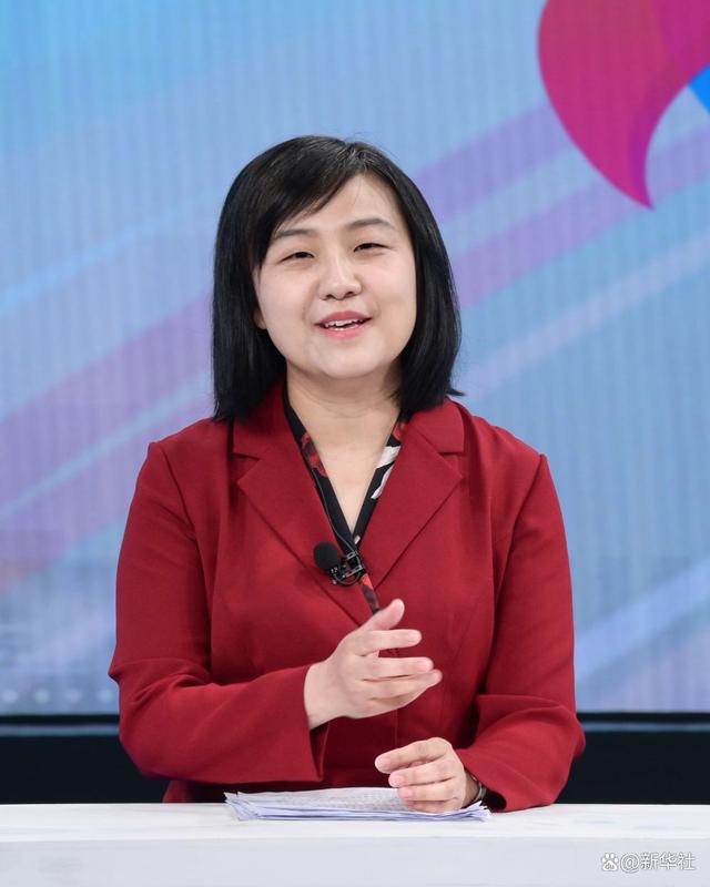 国家发展改革委国民经济综合司副司长李慧在中国经济圆桌会录制现场交流发言。新华社记者 李贺 摄