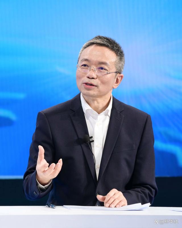 重庆华森制药股份有限公司董事长游洪涛在中国经济圆桌会录制现场交流发言。新华社记者 李贺 摄