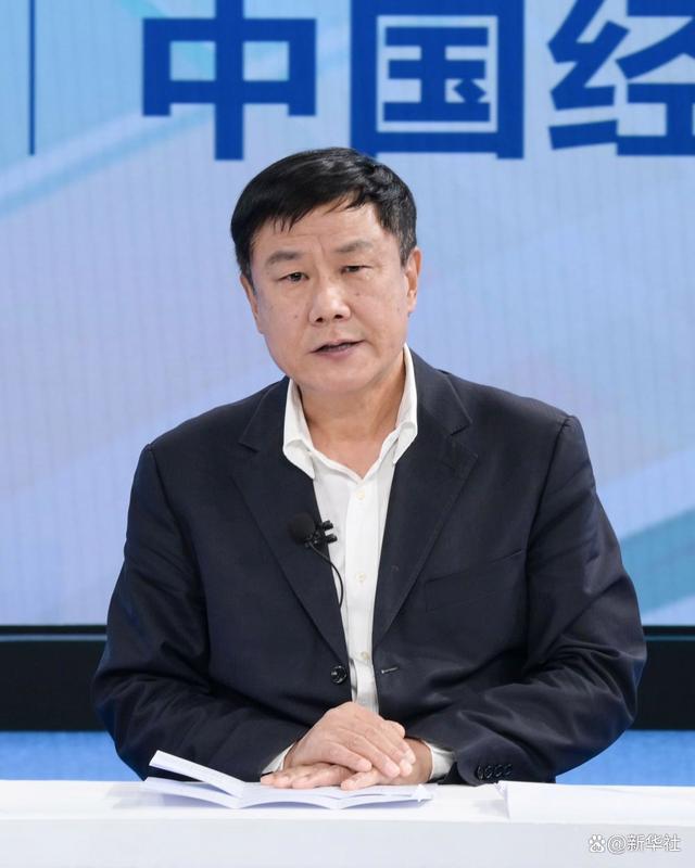 中国国际经济交流中心首席研究员张燕生在中国经济圆桌会录制现场交流发言。新华社记者 李贺 摄