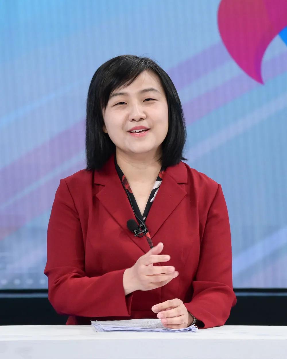 国家发展改革委国民经济综合司副司长李慧在中国经济圆桌会录制现场