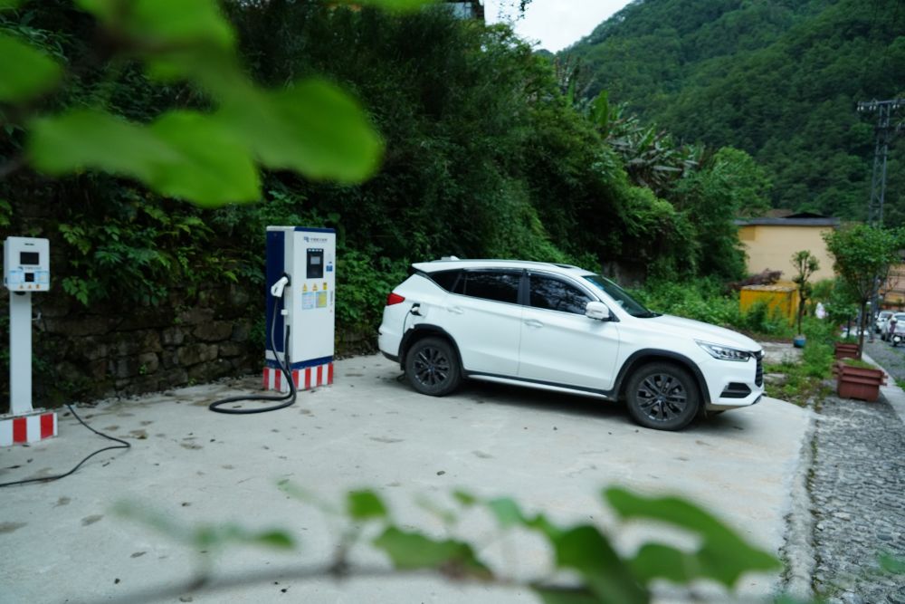 2023年5月19日，一辆新能源车在独龙江乡的充电桩充电。新华社发