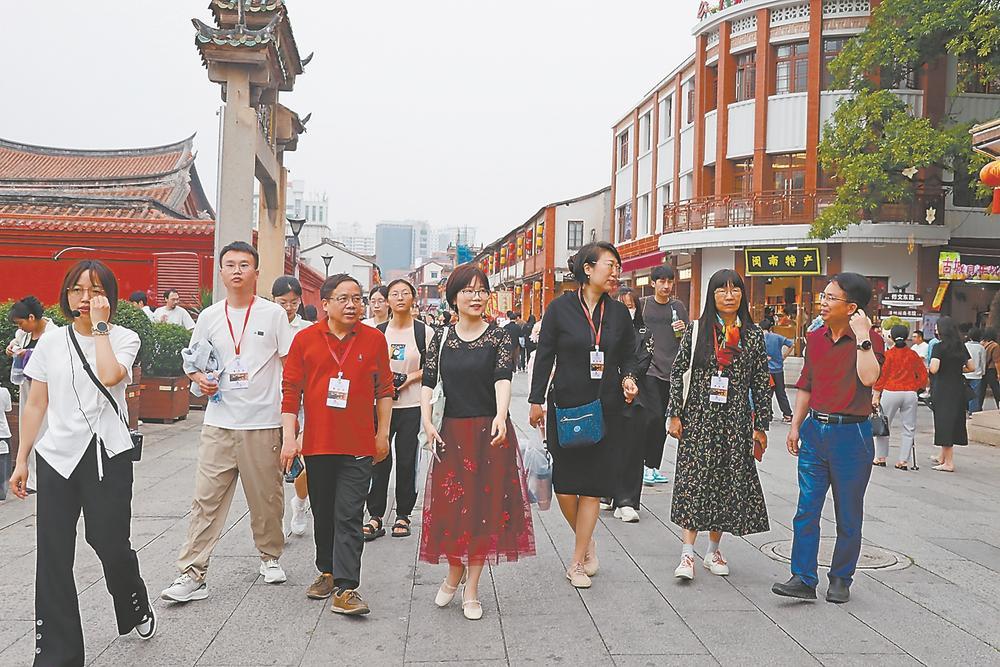 两岸诗人走在漳州古城的古街上。 （资料图片）