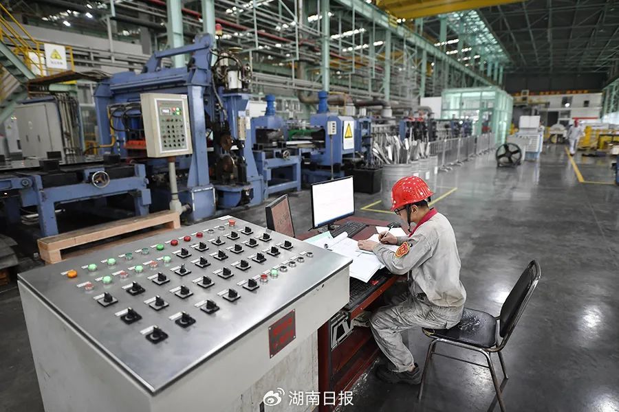 湖南湘投金天钛金属股份有限公司生产线，脱脂机组员工在操作脱脂机。湖南日报全媒体记者 童迪 摄