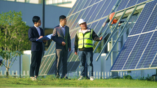     图为兴业银行宁波分行工作人员走访东方日升新能源公司生产车间，了解东方日升N型太阳能组件项目进展情况。 兴业银行供图