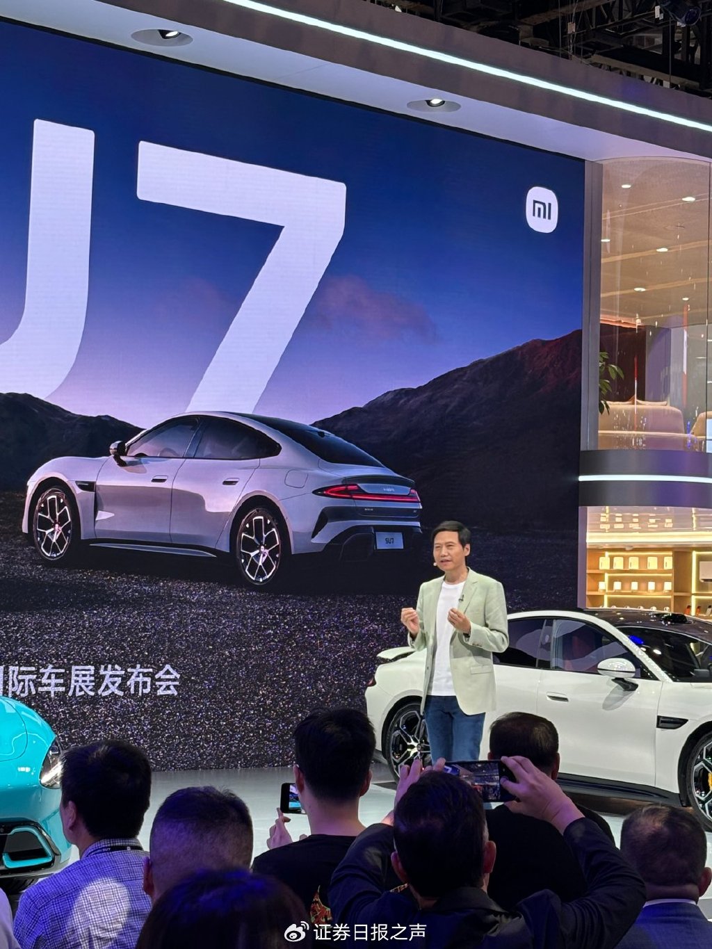 图：雷军亮相2024（第十八届）北京国际汽车展览会。（摄影/向炎涛）