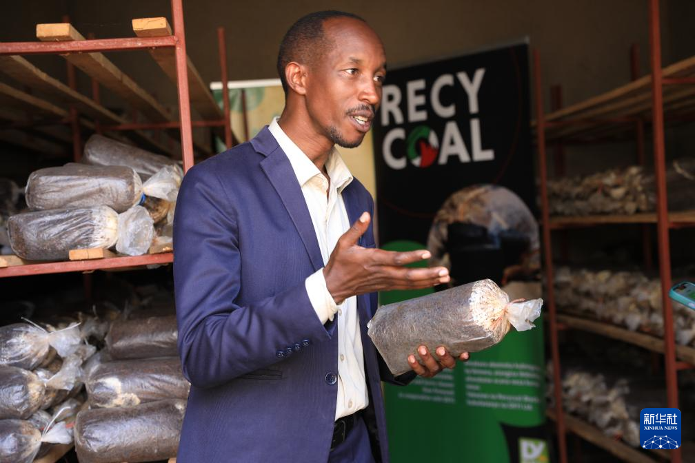 4月5日，在卢旺达首都基加利的卡布耶地区，莱昂尼达斯·穆希米伊马纳在工坊接受采访。 新华社记者 董江辉 摄