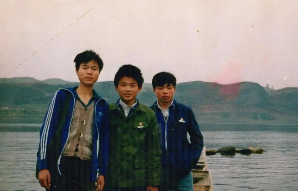 张帆（左二）幼时在家乡的照片