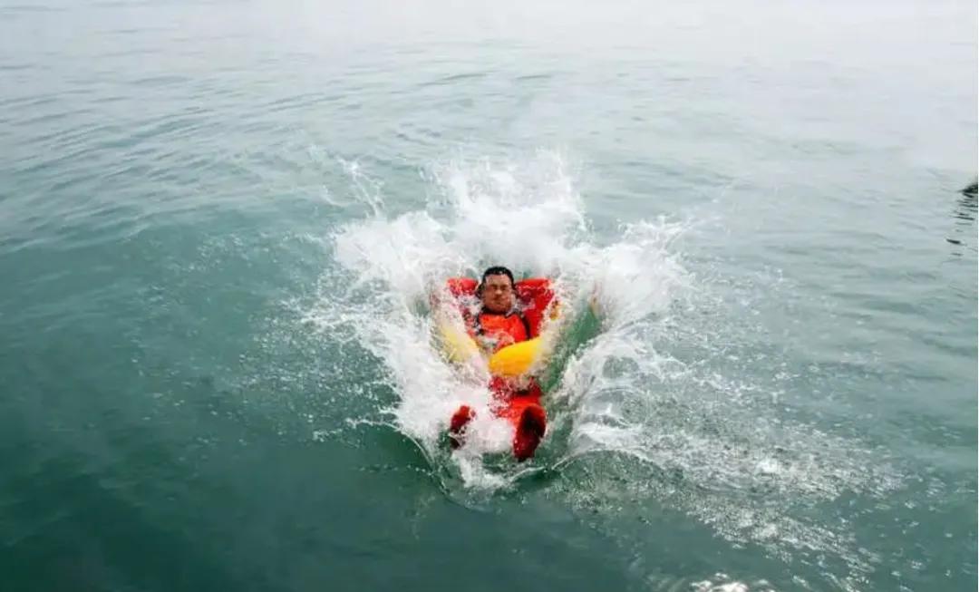 2023年6月28日，李广苏参加海上救生与生存训练单项训练。孔方舟/摄