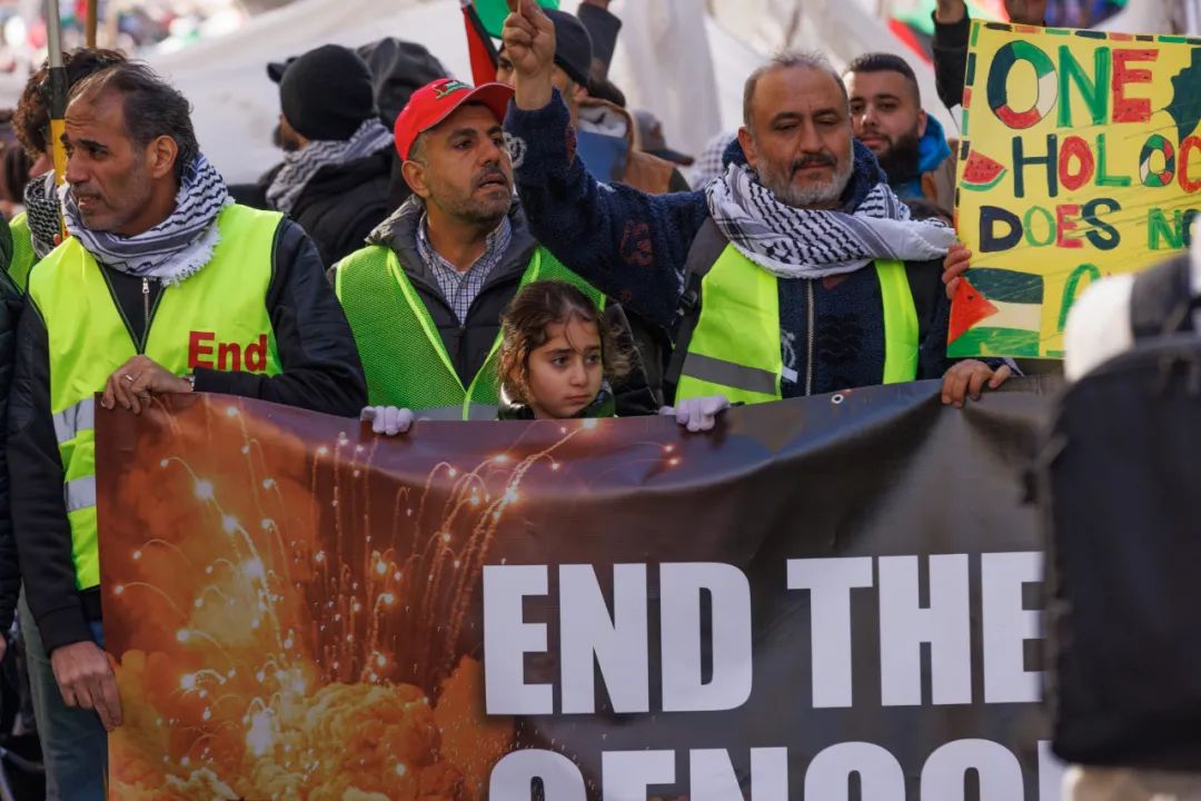 1月13日，在美国首都华盛顿，人们参加声援巴勒斯坦的集会游行活动。新华社发（亚伦摄）