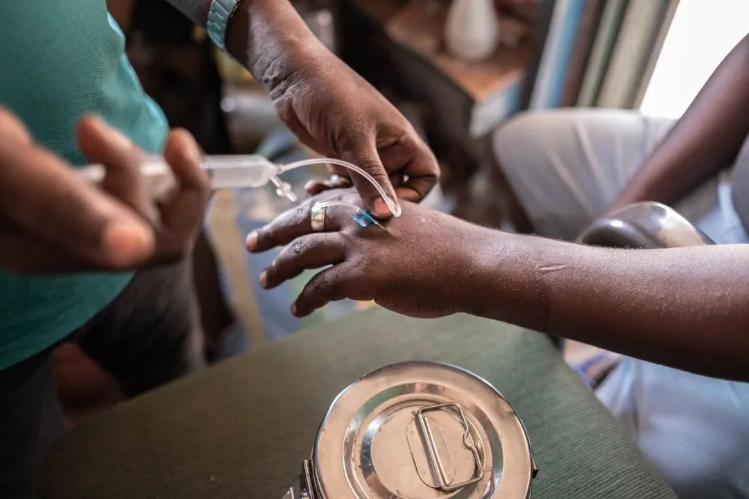 中非班吉，一名护士兼街头药房老板正在给一名病人注射抗疟疾疫苗/图源：视觉中国