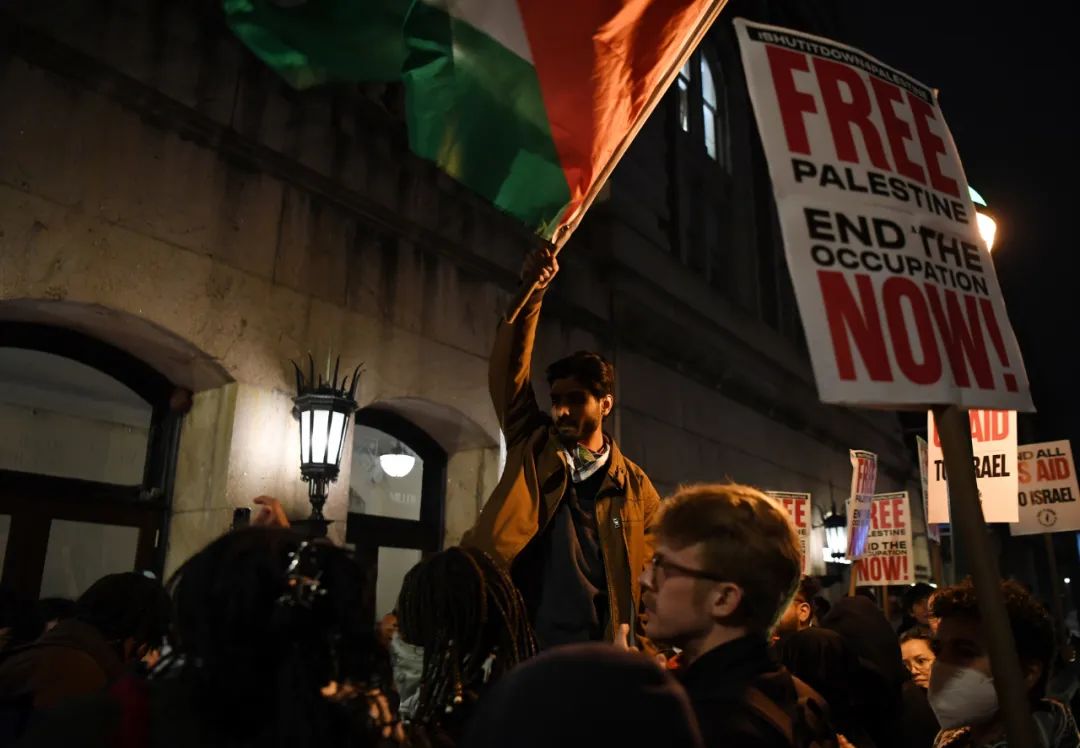 4月24日凌晨，抗议者在美国纽约市哥伦比亚大学参加示威活动。新华社记者李睿摄