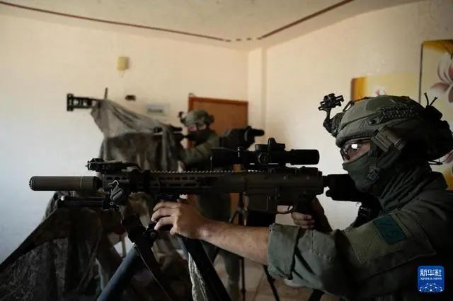 这张以色列国防军4月25日发布的照片显示，以军地面部队在加沙地带中部开展军事行动。图片来源：新华社