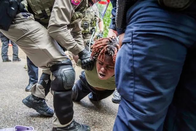 4月24日，在美国奥斯汀的得克萨斯大学，警察控制一名示威者。图片来源：新华社/美联