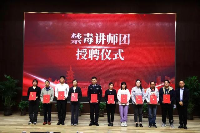 嘉定区禁毒讲师团成员,嘉定公安分局嘉城派出所民警唐晓杰主要在嘉定