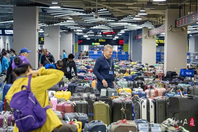 近4000名入境游客的寄存行李颇为壮观。 孟雨涵 摄