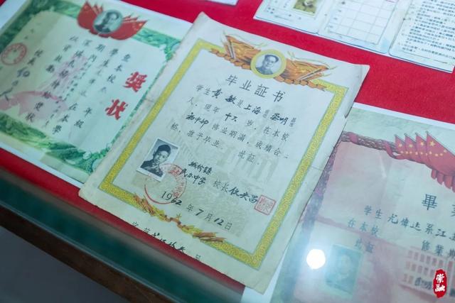 保存着不少极具纪念价值的校园旧物,如手写教案,课本,毕业证,餐票