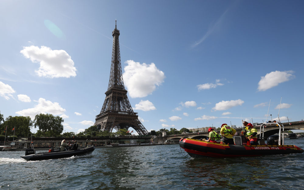 2023年7月17日，巴黎奥组委在法国塞纳河上进行了一场奥运会开幕式迷你彩排。新华社记者高静摄