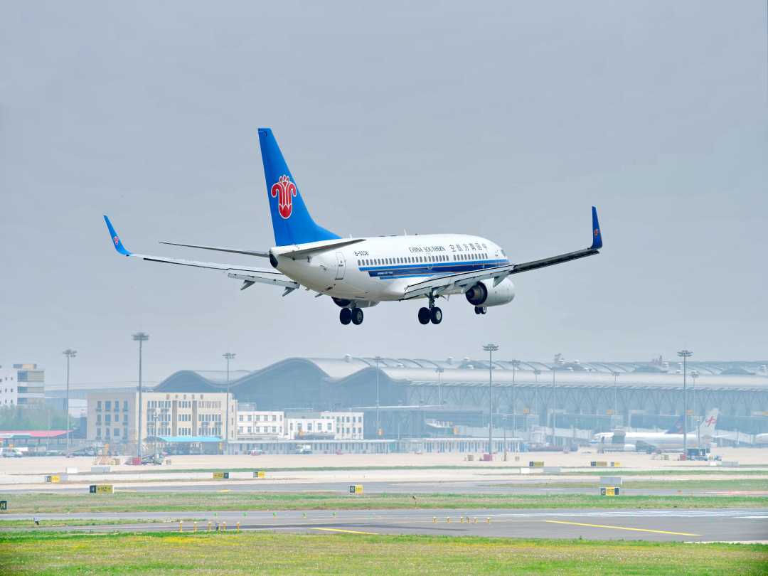 图为南航飞机正在郑州机场降落。陈 波摄