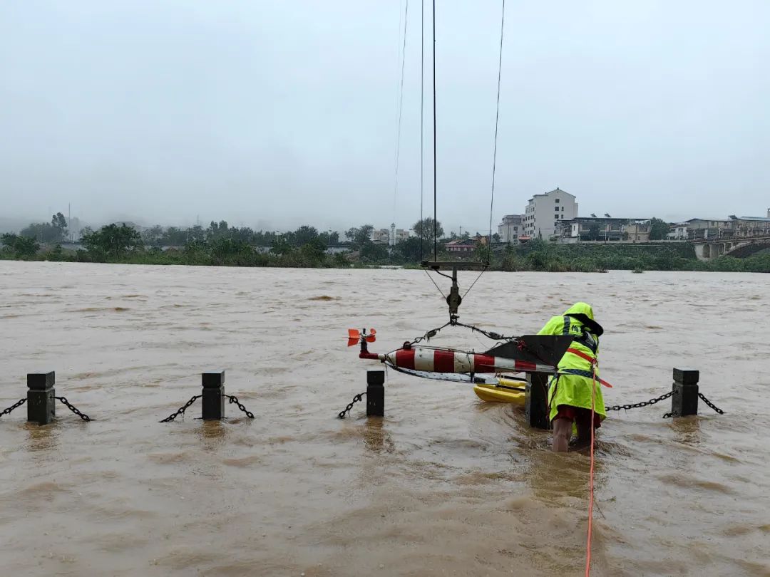 水文应急监测人员在蕉岭县新铺水文站进行测流。（省水文局梅州水文分局供图）