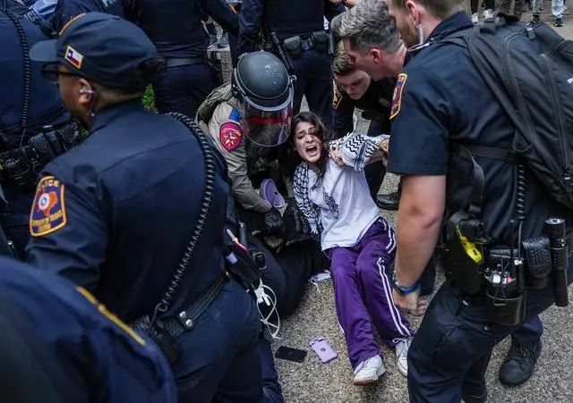 4月24日，在美国奥斯汀的得克萨斯大学，示威者与警察发生冲突。图片来源：新华社/美联