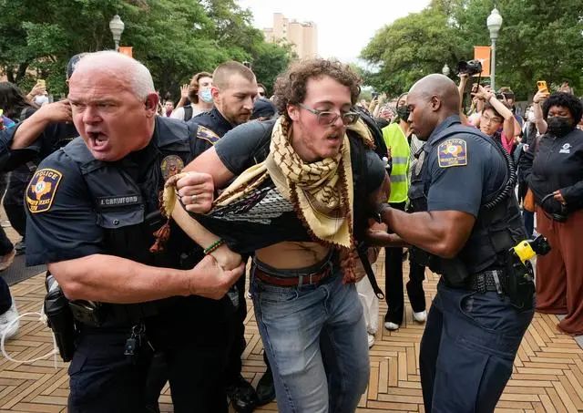 4月24日，在美国奥斯汀的得克萨斯大学，警察逮捕一名示威者。图片来源：新华社/美联