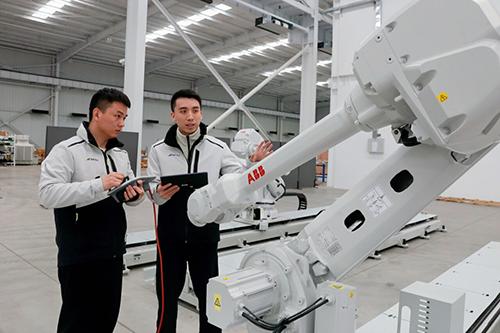 3月27日，在鹰眼智能机器视觉应用智能装备产业化基地，工作人员在检测产品性能。 河北日报记者 师源摄