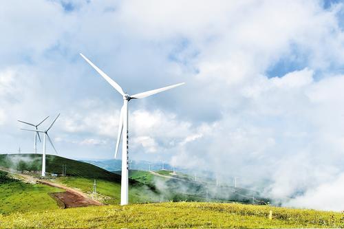 2023年8月21日，在丰宁满族自治县大滩镇，风力发电机组形成美丽的风车群。 本组图片由河北日报记者 田明摄